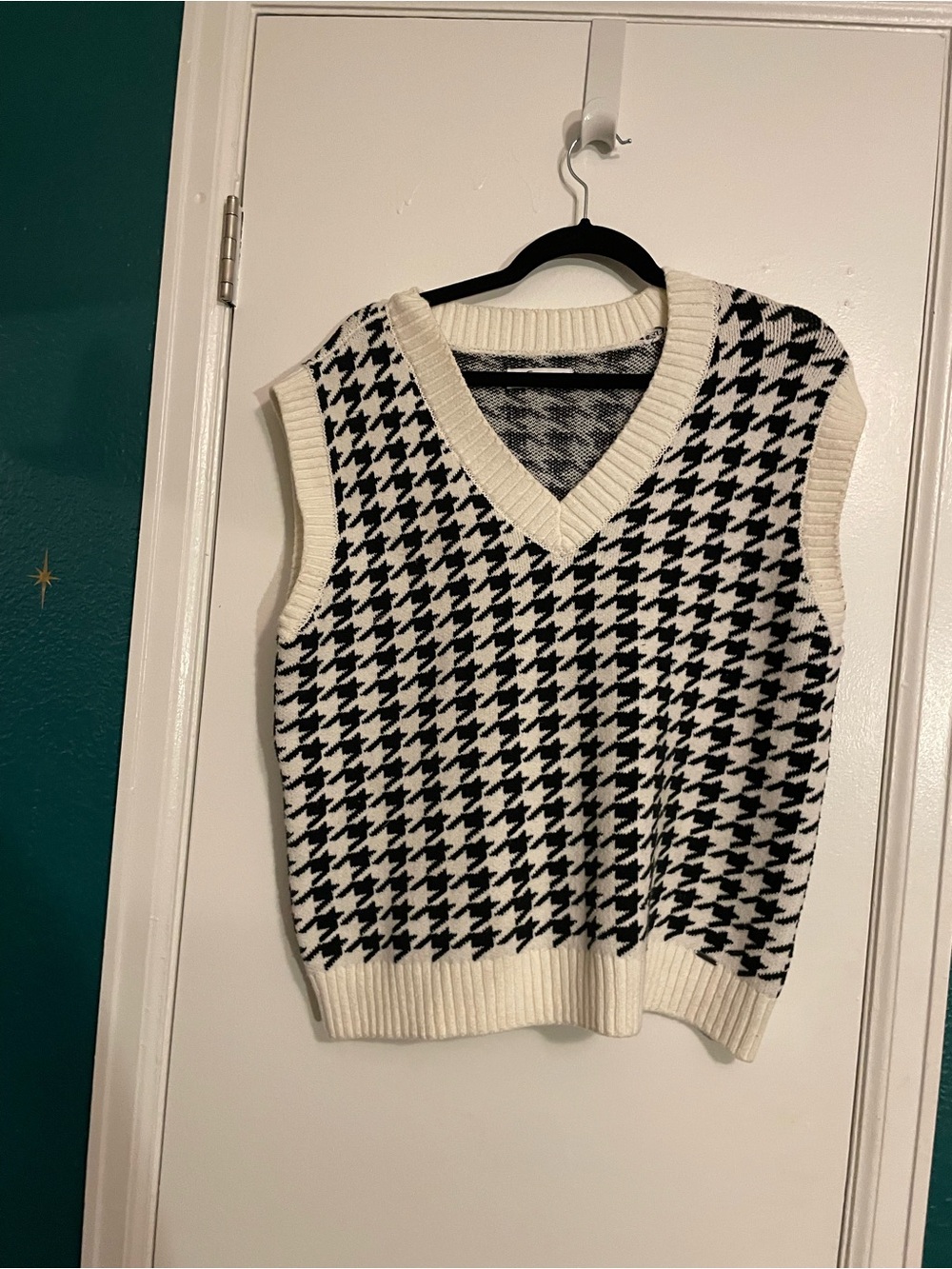 Hollister Oversized Houndstooth V-Neck Sweater Vest - Black & White